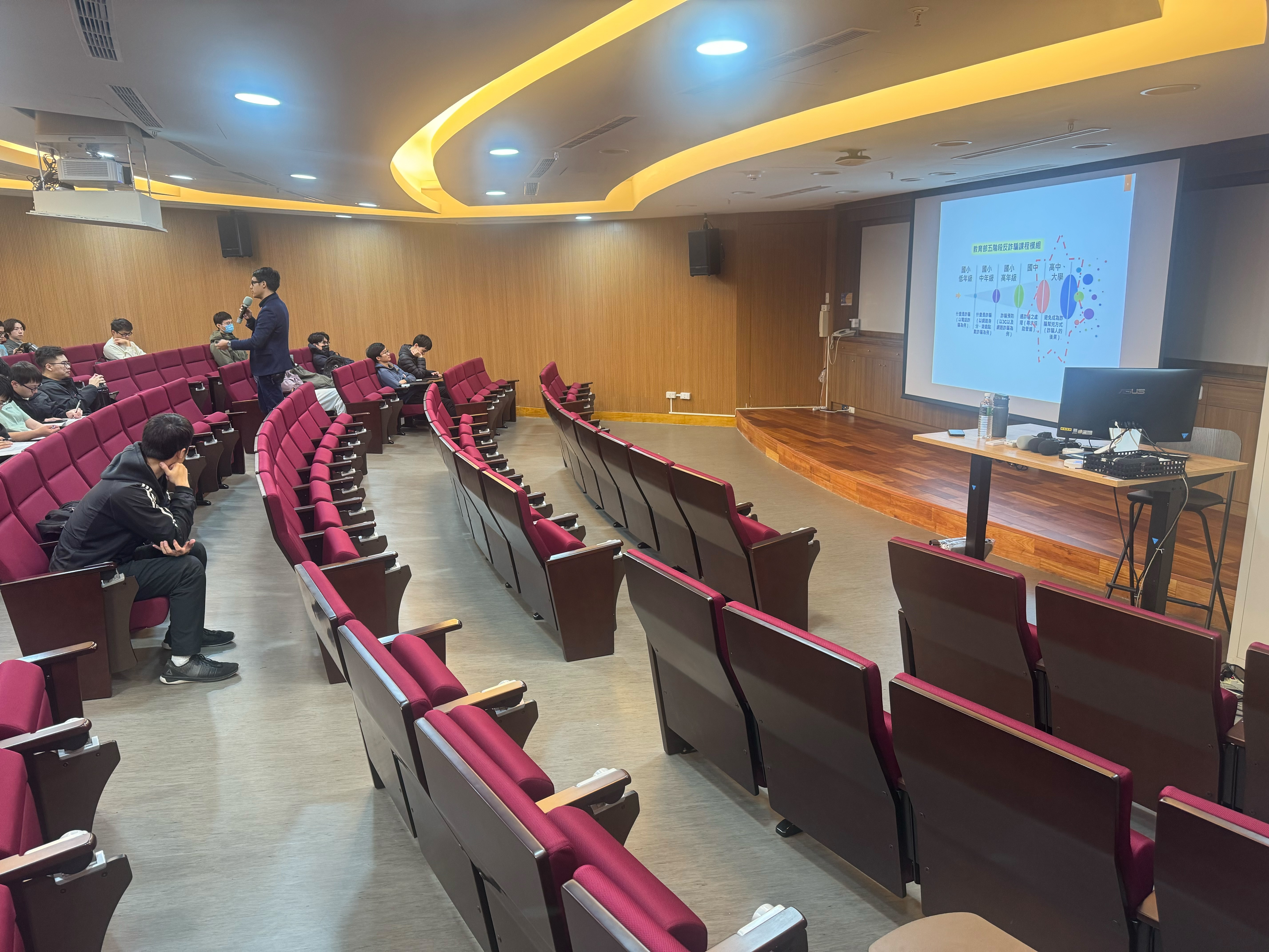 刑事警察局徐健銘偵查員實施反詐騙宣教活動照片10