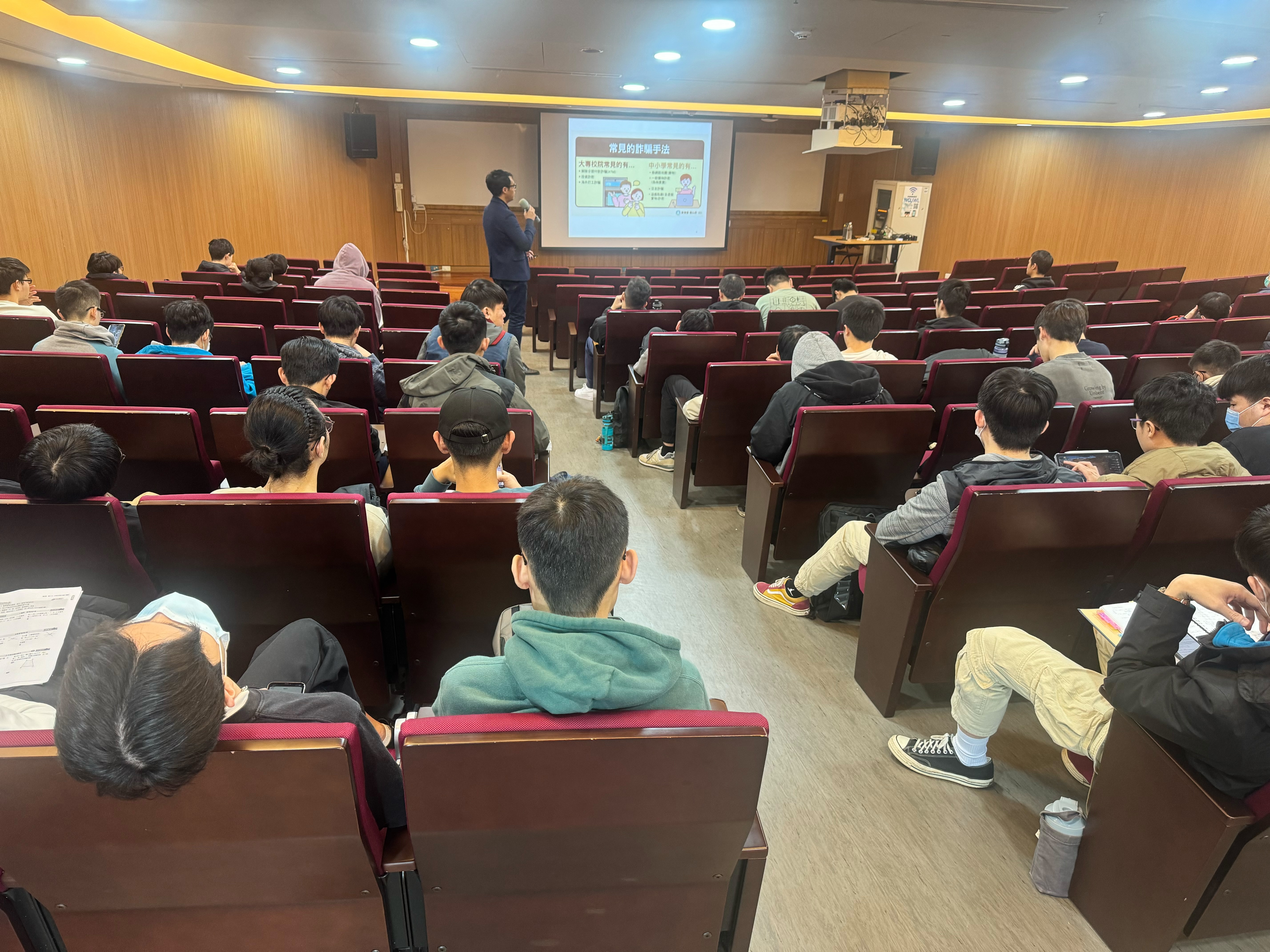 刑事警察局徐健銘偵查員實施反詐騙宣教活動照片6